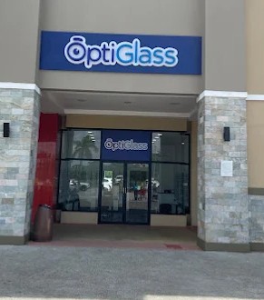 Fachada de OptiGlass Costa Verde