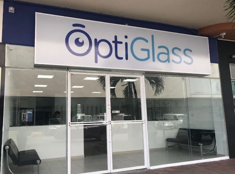 Fachada de OptiGlass Los Pueblos